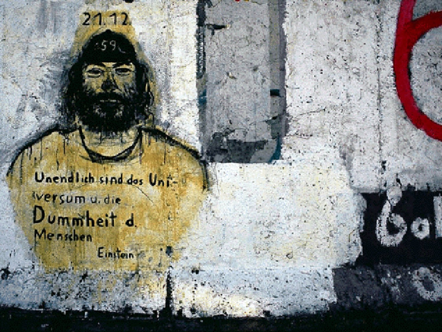 Graffito "Unendlich sind das Universum und die Dummheit des Menschen"