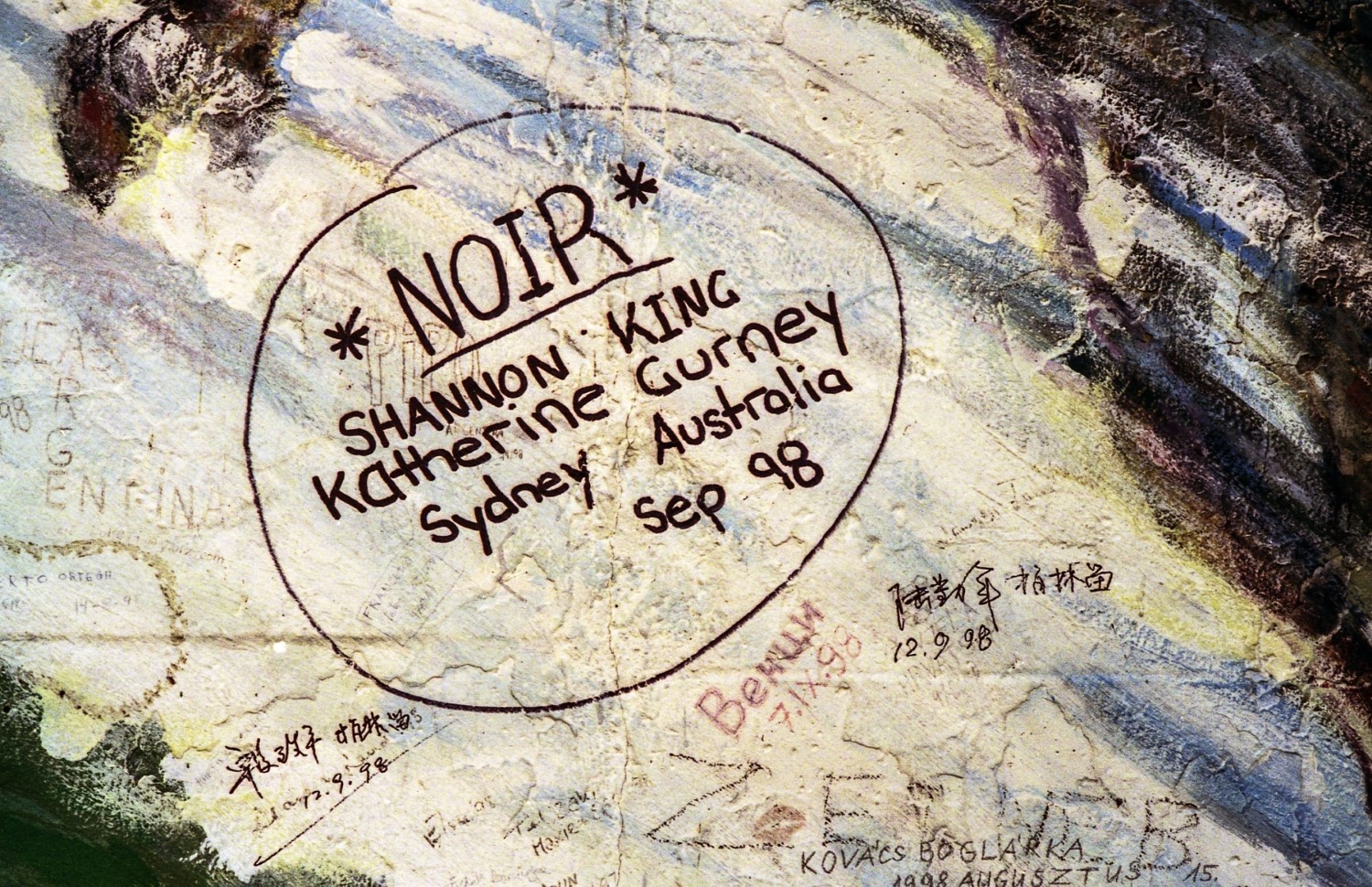 Graffito "*NOIR* by Shannon King, Katherine Gurney from Sydny, Australia