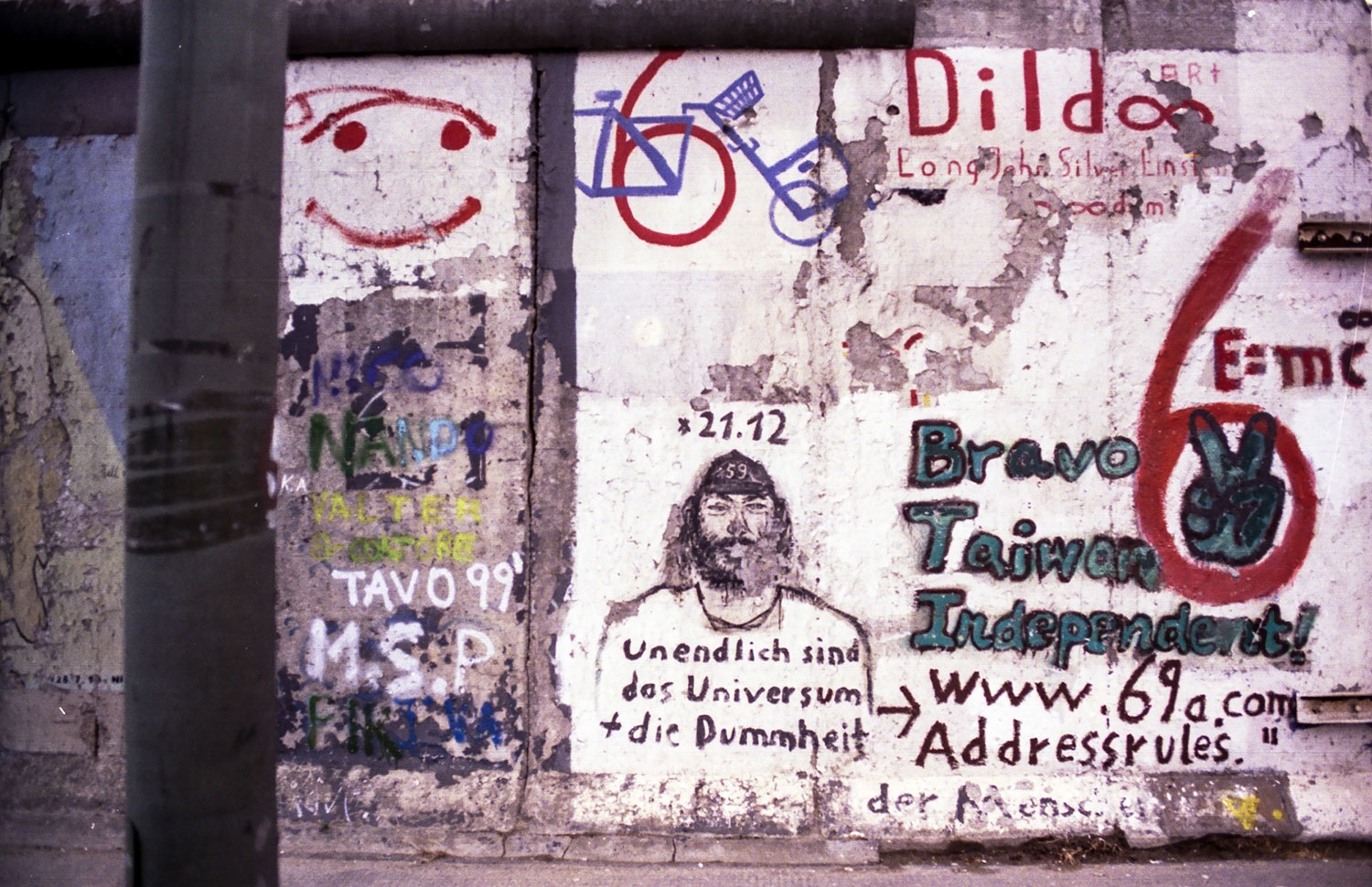Graffito "Unendlich sind das Universum und die Dummheit des Menschen". Graffito "Unendlich sind das Universum und die Dummheit des Menschen".