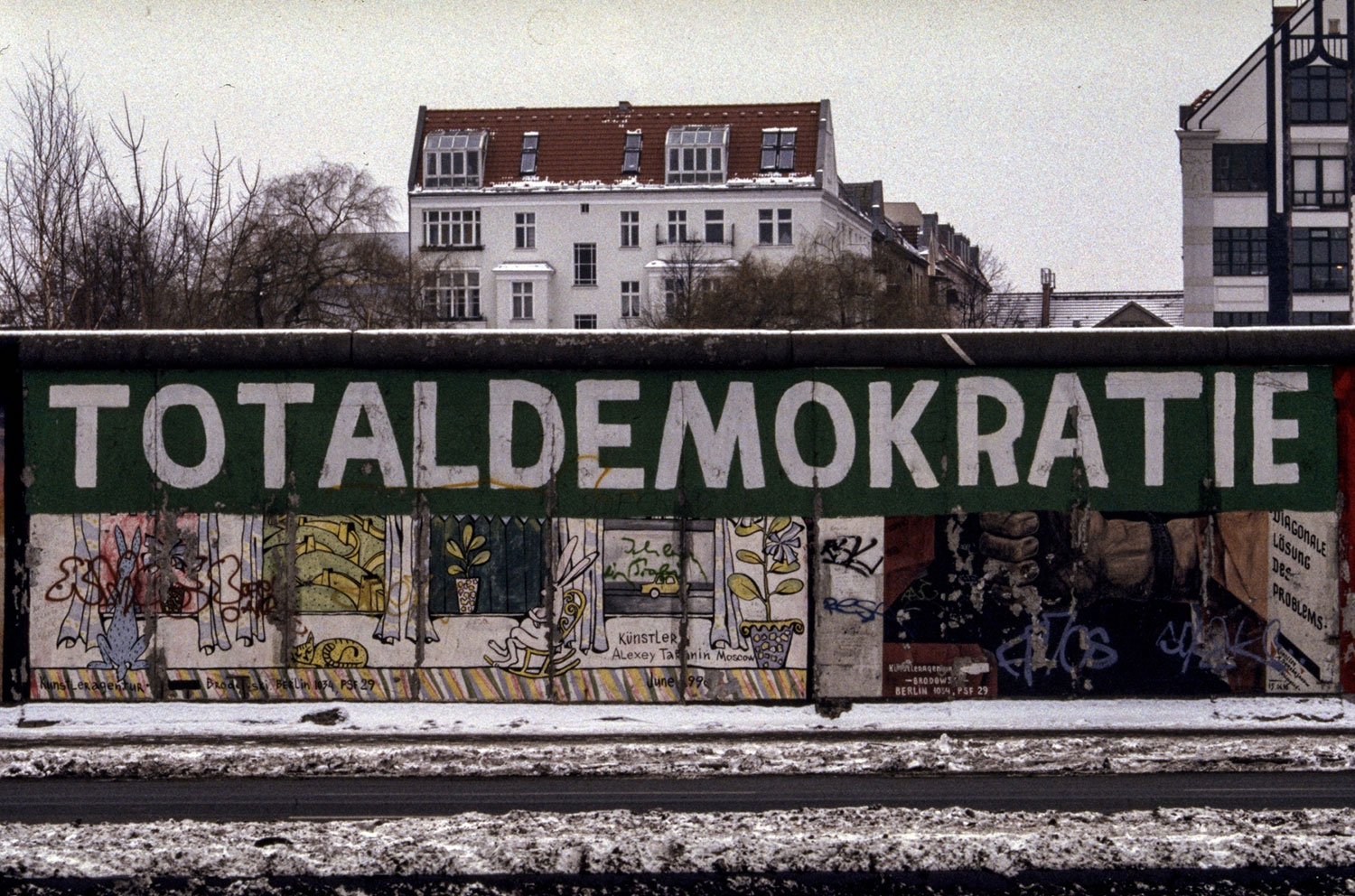 Graffito "TOTALDEMOKRATIE" Graffito "TOTALDEMOKRATIE"