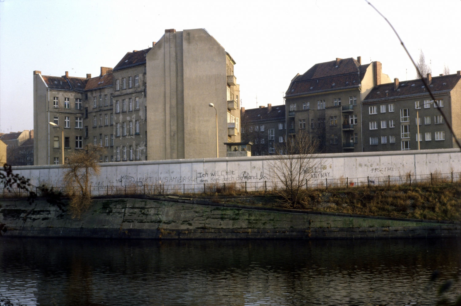 Graffito "Ich will mit dem Kopf durch die Wand" Graffito "Ich will mit dem Kopf durch die Wand"