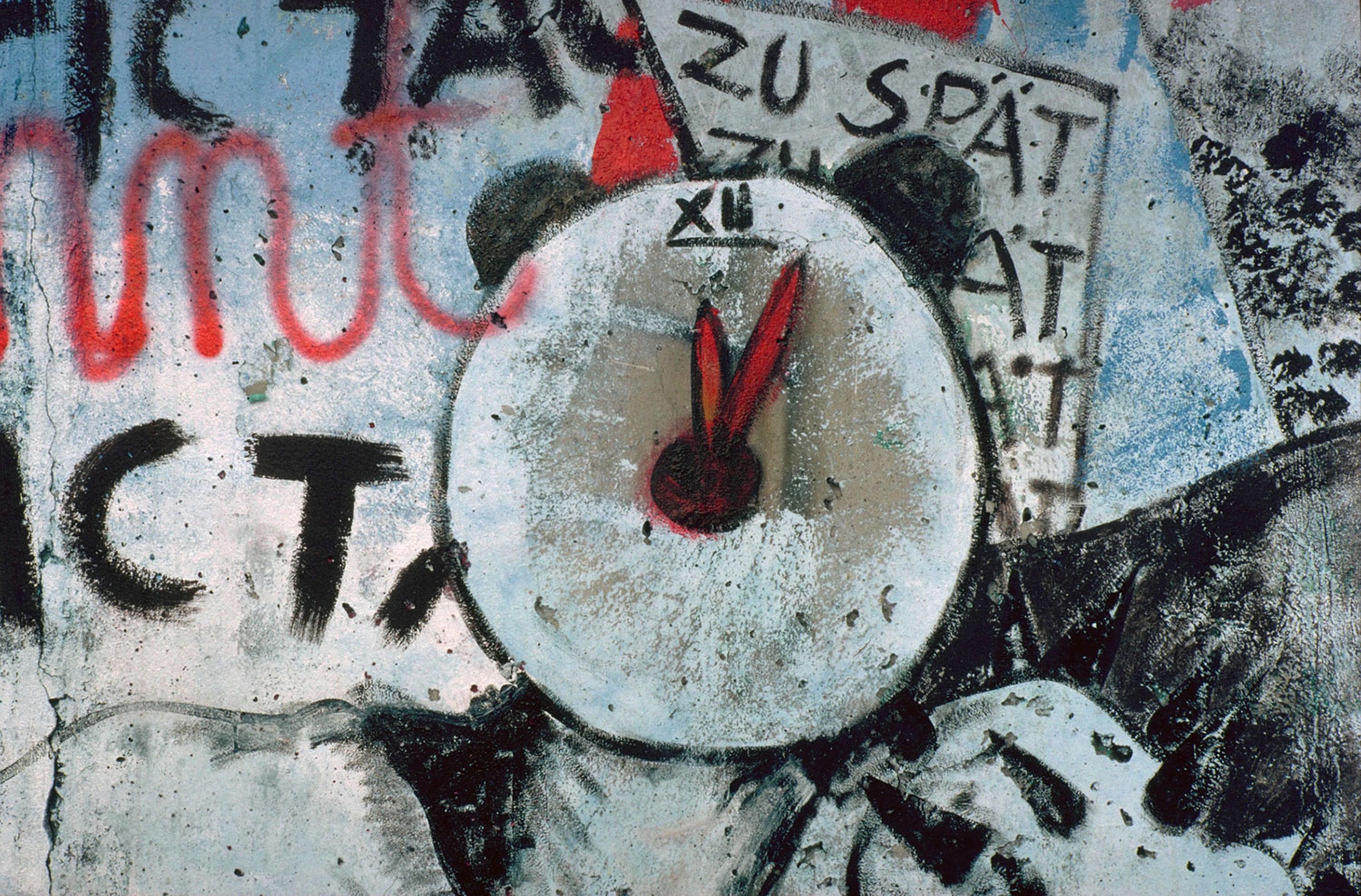 Graffito "ZU SPÄT" Graffito "ZU SPÄT"